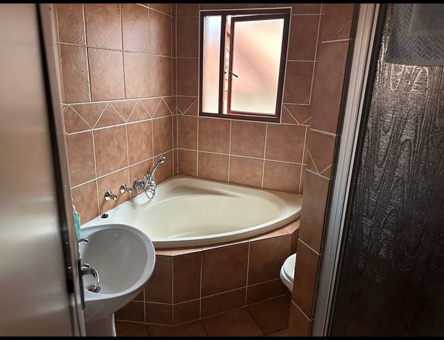 2 BEDROOM FLAT FOR SALE IN NORTHWOLD